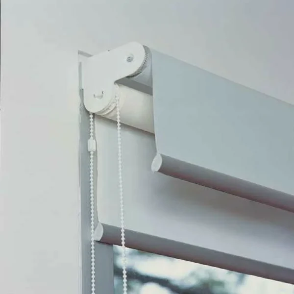 ستائر رول عازلة للضوء والحرارة