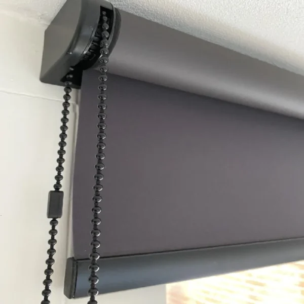 ستائر رول عازلة للضوء والحرارة