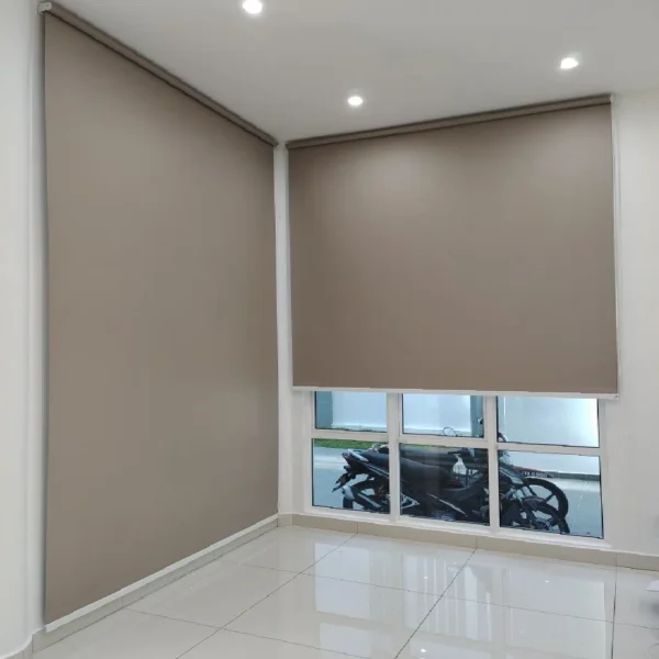 ستائر رول عازلة للضوء والحرارة